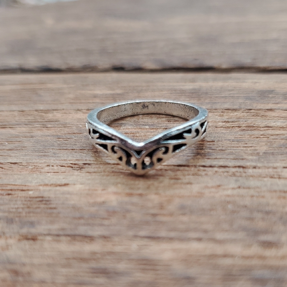 Silver Tone Enhancer V-Shape Filigree Women's Ring 2.5 R823